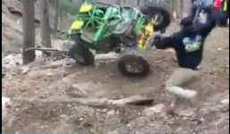 Xe off-road mất kiểm soát, lộn nhào nhiều vòng